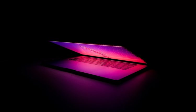 Aufgeklappter Gaming Laptop unter 1000 Euro